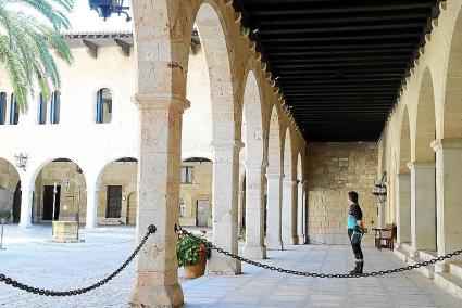 Detenido por agredir a un vigilante tras intentar colarse en La Almudaina