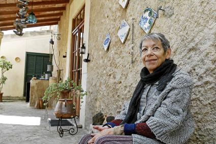 La escritora Maria-Antònia Oliver cederá su casa particular de Biniali «a la Cultura»