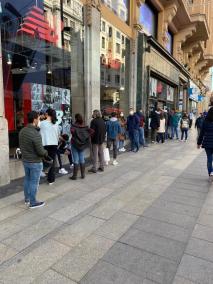 Colas en la tienda de New Balance en Gran Vía, en Madrid