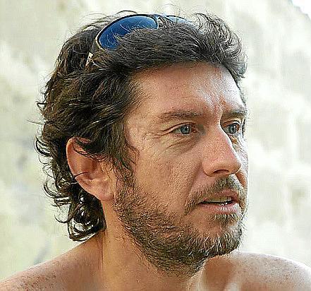 El núcleo inicial de Podemos impulsa al cineasta Alberto Jarabo como líder