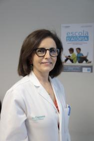 La doctora Ana Martín en su consulta de Son Espases.