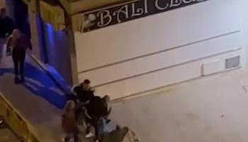 Un vídeo recoge una brutal pelea a las puertas de un club nocturno de Palma