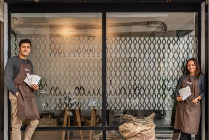 Silvia y Jaume frente a su tienda