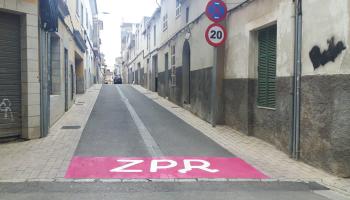 MANACOR - Un logo rosa fucsia, a pie de calle.