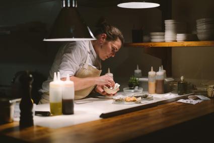 El currículum de Irene Martínez pone de manifiesto una cocina con experiencia y conocimiento.