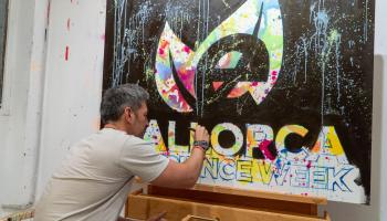 El artista mallorquín, René Mäkelä, realizando una interpretación del logo eMallorca Experience Week.