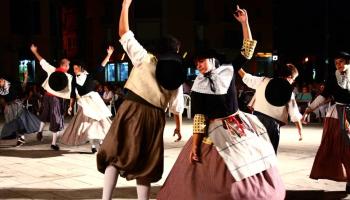 PARIS - LA AGRUPACION FOLCLORICA DE INCA REVETLERS DES PUIG D'INCA BAILARAN EN DISNEYLAND.