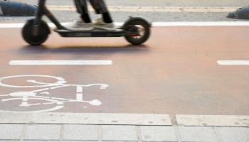PALMA - JOVENES MONTANDO EN PATINETE ELECTRICO.