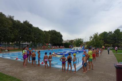 A lo largo de las jornadas disfrutan de actividades diversas como actividades deportivas, gymkanas, psicomotricidad, manualidades, talleres, entre otras.