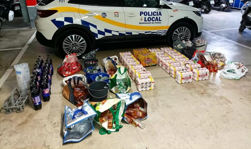Operativo de la Policía Local contra venta ambulante de alcohol en la Playa de Palma