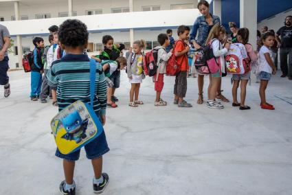 Un grupo de alumnos de Infantil hacen cola para entrar a clases en el primer día de colegio, en una imagen de archivo.