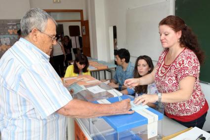 Un votante de las Pitiüses depositando el voto en la urna. Foto: DANIEL ESPINOSA