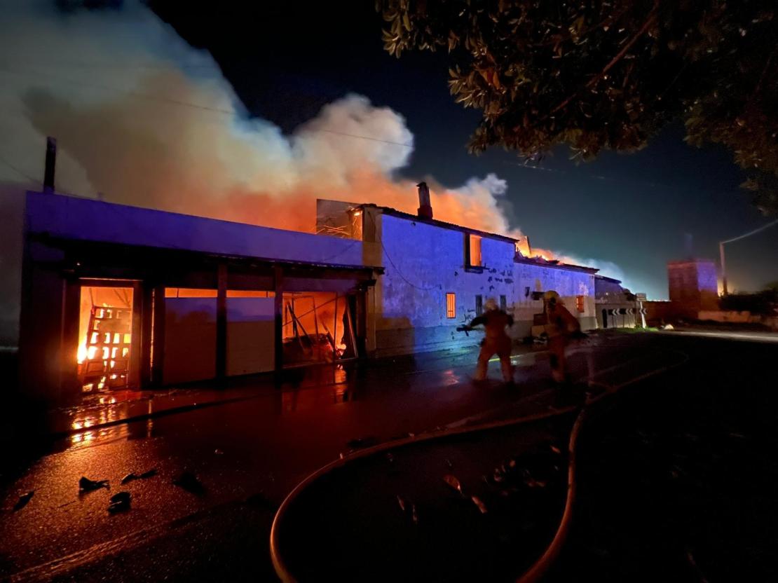 Las imágenes del impactante incendio en la carretera vieja de Llucmajor