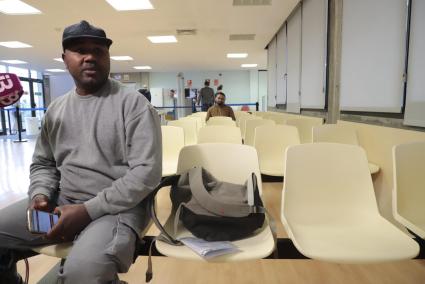 Gente esperando en la Oficina de Extranjería de Palma.