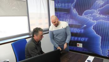 La empresa cuenta con un equipo de profesionales que ofrece a sus clientes soluciones a la medida de sus necesidades.