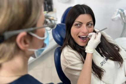 Una dentista explora a su paciente