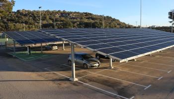 El pueblo ya cuenta con una gran instalación de placas solares en el aparcamiento del polideportivo.