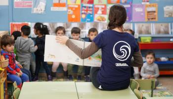 ALCUDIA. MEDIO AMBIENTE. AlcÃºdia se suma a la apuesta sostenible con talleres ambientales para escolares. Unos 280 alumnos participan en la primera ediciÃ³n de Aula de la mano de la FundaciÃ³n Cleanwave. La presentaciÃ³n tuvo lugar en el salÃ³n de plenos