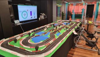 Las bicicletas están conectadas a un sistema de monitores que muestran información de la energía producida y la distancia recorrida