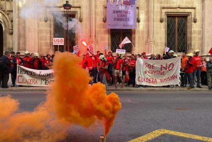 Bomberos de Mallorca «quemados» protestan delante del Consell y piden la dimisión de Cladera