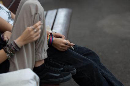 Imagen de archivo de jóvenes fumando en un parque