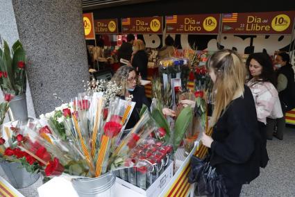 Sant Jordi en Mallorca: ¿por qué se regalan libros y rosas?