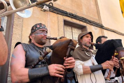 CAPDEPERA - FERIA - El medievo llena de magia el centro y el Castell con actuaciones y artesanÃ­a.Miles de personas han visitado el Mercat Medieval en este fin de semana.