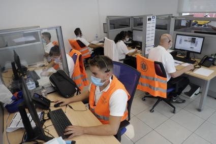 Los operadores de ‘InfoCOVID’ trabajando en la sede de can Valero.