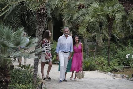 El bolso mallorquín de la reina Letizia para visitar los jardines de Alfàbia