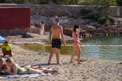 La playa de Sant Anton, cerrada por presencia de la bacteria E.coli en una imagen de archivo.