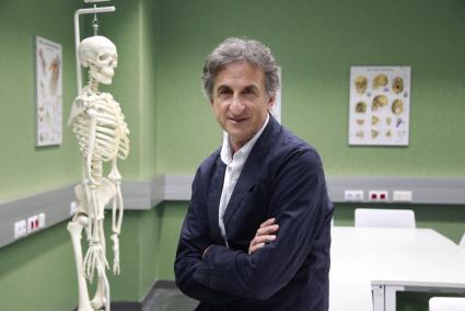 Miquel Roca en un aula de la Facultad de Medicina.