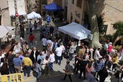 ESTELLENCS. FERIAS. FIRA DEL VI I DEL FORMATGE. Una âfiraâ con muy buen sabor llena el pueblo de fiesta y ambiente