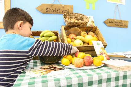 Un niño opta por coger fruta de un espacio saludable.