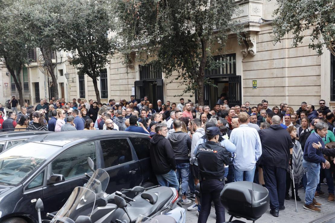 La concentración de taxistas frente al Parlament, en imágenes