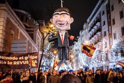 La piñata con forma de Pedro Sánchez en Ferraz.