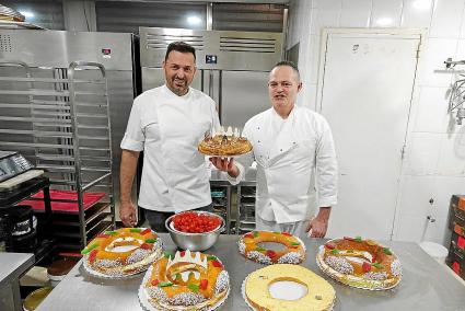 Ángel Cortés, propietario de pastelerías Ángel, junto a Francisco Estrella, con roscones recién elaborados.