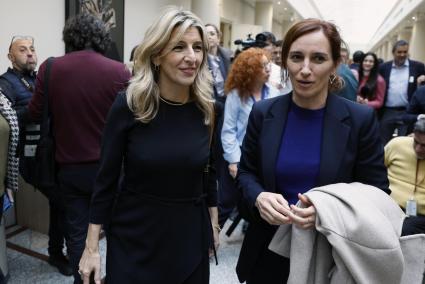 La vicepresidenta segunda y ministra de Trabajo y líder de Sumar, Yolanda Díaz (i), y la ministra de Sanidad, Mónica García, en los pasillos del Senado.