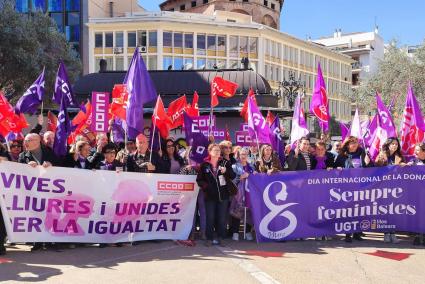 Los sindicatos UGT y CCOO se concentran en la plaza Olivar, en Palma, para reivindicar mejoras laborales por el Día de la Mujer.