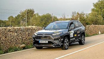 Tres de los vehículos participantes durante la etapa nocturna.