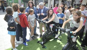 Virgilio Moreno y Helena Cayetano conversaron con los niños participantes en la prueba desarrollada en la Plaça d’Espanya de Inca.
