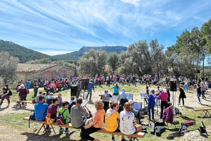 El ‘pancaritat’ de Algaida, celebrado en la Pau de Castellitx, registró un gran ambiente casi veraniego.