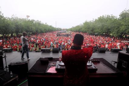 Los mallorquinistas disfrutan de las actuaciones en la Fan Zone.