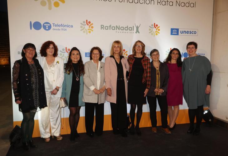 Representantes de todas las fundaciones premiadas, con la directora de la Fundación, Mara Francisca Perelló (en el centro).