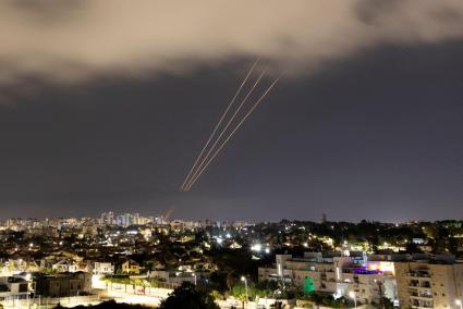 Un sistema antimisiles funciona después de que Irán lanzara drones y misiles hacia Israel, visto desde Ashkelon.