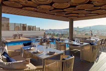 Subir al Sky Bar del Hotel Saratoga para 'simplemente disfrutar' de las vistas y buena gastronomía es un auténtico lujo en pleno centro de Ciutat.