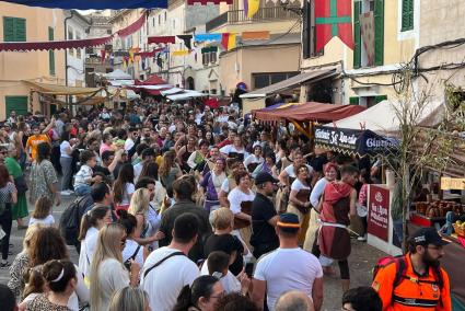 CAPDEPERA - MERCADOS - MÃ¡s de 70.000 personas visitaron el pueblo durante el mercado medieval.