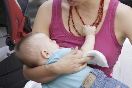 EIVISSA. INFANCIA. LACTANCIA MATERNA - MADRES DANDO DE MAMAR A SUS HIJOS.