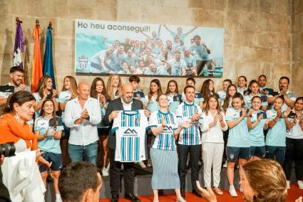 El Govern rinde homenaje al Balears FC por su ascenso