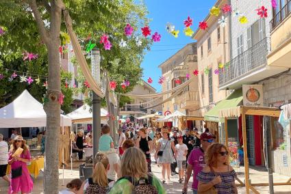 SON SERVERA. FERIAS. La XXIV Fira AgrÃ­cola llena las calles de color, de vida y de una atractiva oferta. El pueblo abre sus pue