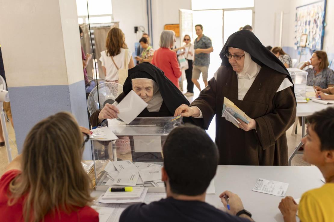 Unas religiosas depositan su voto en un colegio de Palma.